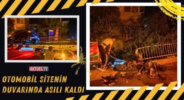 Otomobil Sitenin Duvarında Asılı Kaldı